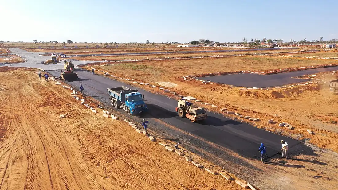 Terraplenagem e compactação de via em loteamento - Benneti Construções
