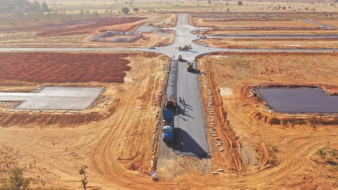 Vista aérea de pavimentação asfáltica executada pela Benneti Construções