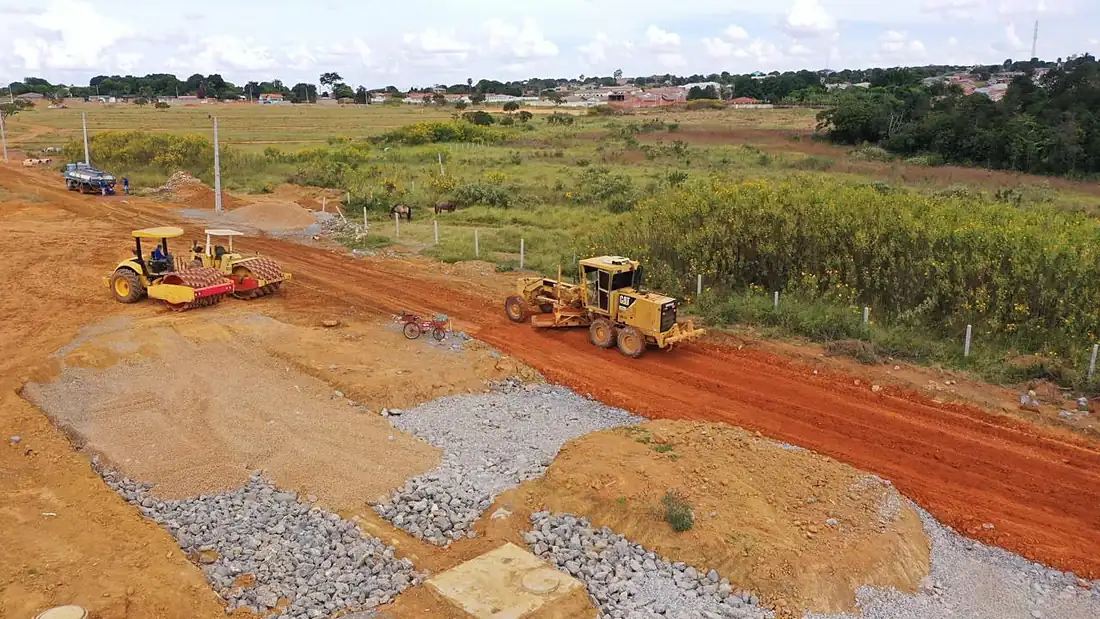 Transporte e assentamento de tubos de concreto - Benneti Construções