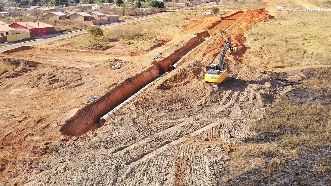 Compactação de solo com rolo Caterpillar - Benneti Construções